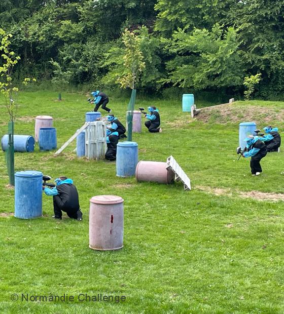 joueurs équipe bleu en partie de paintball en normandie